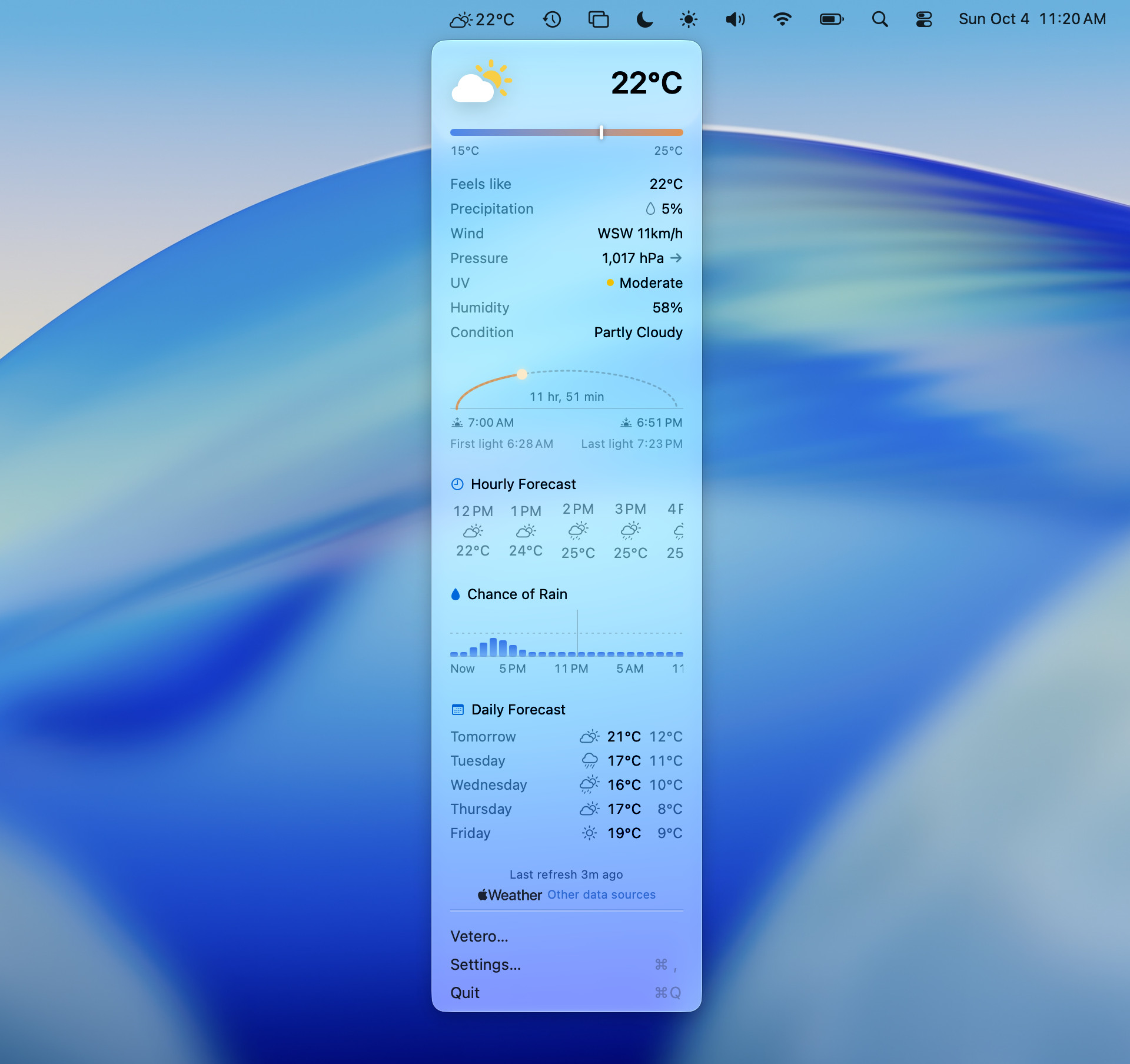 Vetero's popover in full, open below its temperature in the menu bar: the conditions now, the sun's path, the hourly strip, the chance of rain and the days ahead.