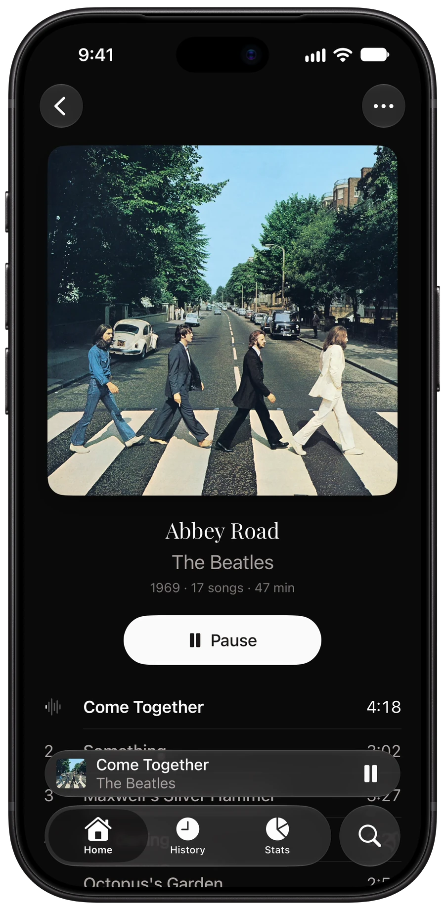 Abbey Road in Winyl on an iPhone: the cover, The Beatles, 1969, 17 songs, 47 minutes, a Pause button and the tracks in order, Come Together playing.